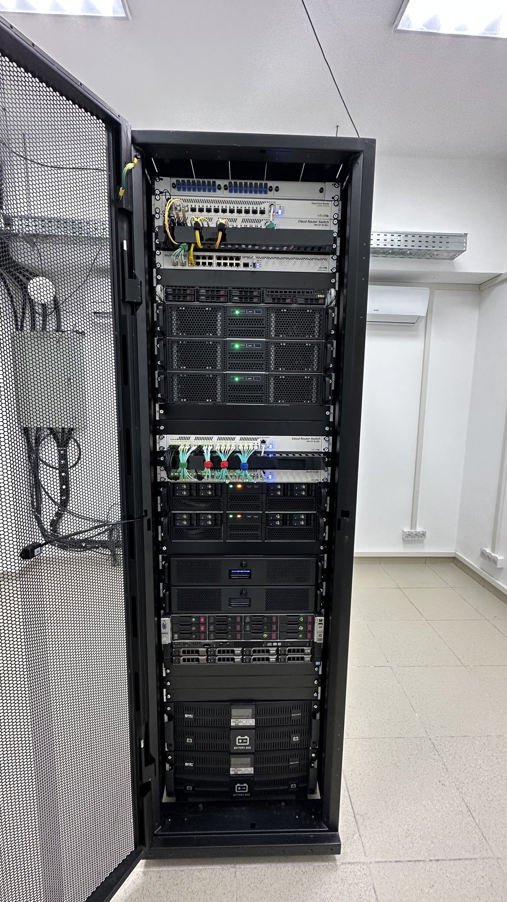Техническое помещение в процессе сборки серверной инфраструктуры.